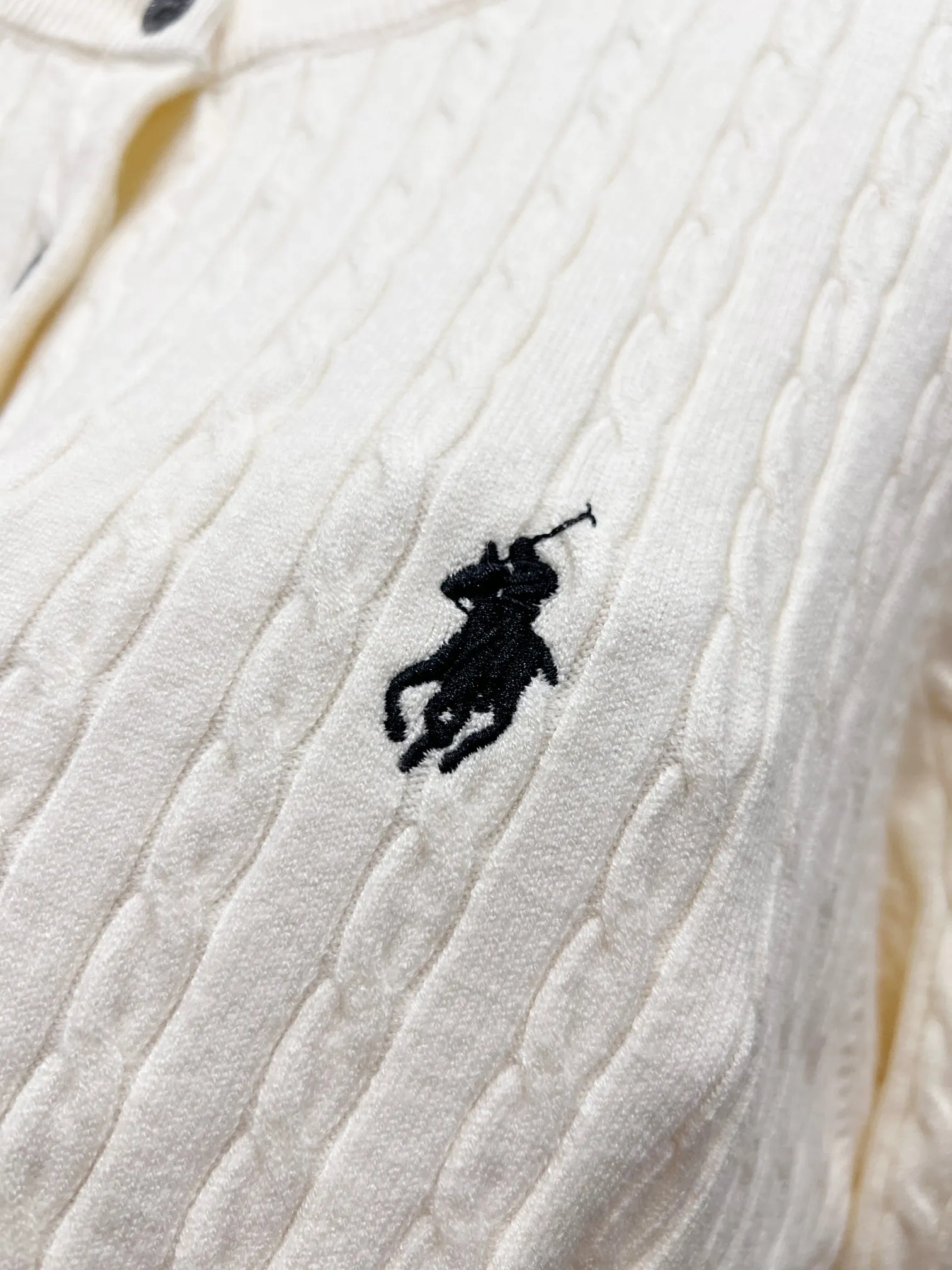 P180 Style number: (Q055) Ralph Lauren classic round neck solid color pony embroidered logo knitted cardigan long sleeves Ralph Lauren classic basic versatile twist knitted cardigan long sleeves Main supply platform live broadcast Wholesale entities Replenish when out of stock Not removed from the shelves Quality 1:1 version Complete three labels Correct version of pony logo Imported quality cotton yarn Focus on high-end Cost-effective Good quality Needless to say Zhao Lusi's same style is really amazing. It's so sweet. I'm so pretty. This cardigan is really good-looking. The upper body is simple and easy to wear. It's a must-have for goddess ootd. Good-looking clothes are never picky. A must-have in the wardrobe of goddesses. Size: S-XL. Color: black, apricot, gray, navy blue, red, white.